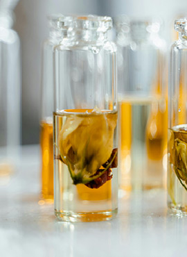 (2S)-N-氯乙酰基-2-氰基四氢吡咯